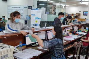 Người lao động đến làm thủ tục BHXH tại cơ quan BHXH TP.HCM. Ảnh: VÕ HÀ