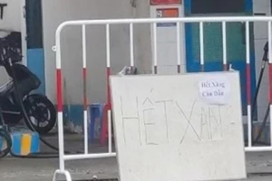 Một cây xăng trên đường Phan Văn Trị, quận Gò Vấp TP.HCM thông báo hết xăng. Ảnh: Nguyễn Hiền