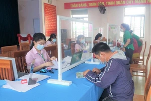 Người dân phường Hòa Quý, quận Ngũ Hành Sơn đến nhận tiền vay vốn tại UBND phường. Ảnh: T.AN