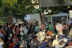 Người dân đến cơ quan BHXH TP Thủ Đức đến nộp hồ sơ liên quan đến BHXH lúc cơ quan này chưa đến giờ làm việc. Ảnh:NH