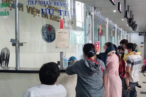 Người dân đến bệnh viện Gò Vấp đăng ký khám, chữa bệnh. Ảnh: NGUYỄN HIỀN
