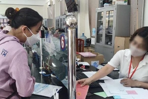 Người dân đến UBND phường 5, quận Gò Vấp để làm thủ tục hành chính liên quan đến hộ tịch. Ảnh: NGUYỄN HIỀN