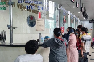 Người dân đến đăng ký khám chữa bệnh tại Bệnh viện Gò Vấp.Ảnh: NGUYỄN HIỀN