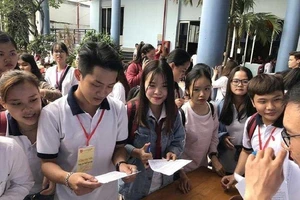 Sinh viên Trường ĐH Văn Lang tham gia ngày hội pháp luật bổ biến những chính sách về BHYT. Ảnh: Phạm Anh