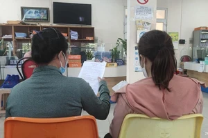 Người đến làm thủ tục nhận BHXH 1 lần tại cơ quan BHXH quận 12. Ảnh: NGUYỄN HIỀN