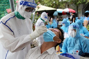 Test nhanh COVID-19 cho người dân tại TP.HCM tại thời điểm năm 2021. Ảnh: HOÀNG GIANG