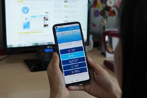 Người dân đang thực hiện việc cấp lại mật khẩu VssID. Ảnh: NH