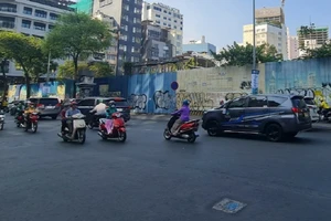 Chủ xe gắn máy tự ý thay đổi màu sơn của xe không đúng với giấy đăng ký xe. Ảnh: NH