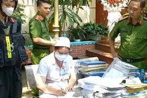 Công an khám xét một phòng khám đa khoa tại phường Tân Hiệp, TP Biên Hòa. Ảnh: VH