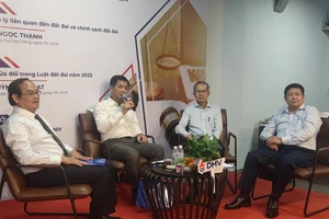 TS Nguyễn Văn Đính, Chủ tịch Hội Môi giới Bất động sản Việt Nam phát biểu tại buổi tọa đàm. Ảnh: NGUYỄN HIỀN