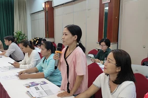 Chị Võ Thị Nguyên chia sẽ kinh nghiệm nuôi dạy con khi tham gia dự án. Ảnh: NGUYỄN HIỀN