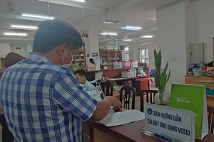 Người dân đến cơ quan BHXH TP.HCM làm thủ tục liên quan đến BHXH. Ảnh: NGUYỄN HIỀN