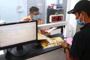 Từ ngày 15-8, biển số xe được cấp và quản lý theo mã định danh của chủ xe. Ảnh: LÊ THOA