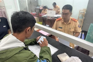 Người dân tại TP.HCM đang thực hiện các thủ tục liên quan đến thủ tục thu hồi, đăng ký xe. Ảnh: HUỲNH THƠ