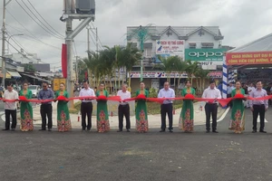 Lãnh đạo quận 12 cắt băng khánh thành Công viên chợ Đường. Ảnh: NGUYỄN HIỀN