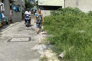 Hàng rào đầu hẻm 46/1 đường Xuân Thới 7 đã được tháo gỡ vào sáng ngày 13-9. Ảnh: NGUYỄN HIỀN