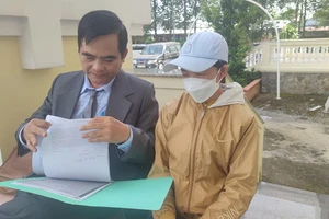 Luật sư nhận bào chữa miễn phí cho bà Dung đang trao đổi thông tin về vụ án với bà Dung. Ảnh: NGUYỄN HIỀN