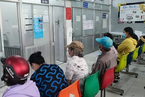 Người dân đến khám chữa bệnh tại bệnh viện Phú Nhuận. Ảnh: NGUYỄN HIỀN