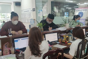 Người dân đến cơ quan BHXH TP.HCM thực hiện các thủ tục liên quan đến BHXH. Ảnh: NGUYỄN HIỀN