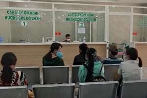 Người dân đến đăng ký khám chữa bệnh BHYT tại bệnh viện Quân y 175. Ảnh: NGUYỄN HIỀN