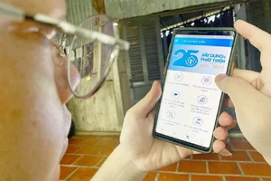 Người dùng đang cài đặt ứng dụng VssID. Ảnh: HUỲNH TRƯỜNG GIANG