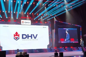 Trường Đại học Hùng Vương công bố logo mới. Ảnh: VÕ HÀ