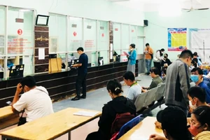 Ngoài nộp hồ sơ trực tiếp tại trung tâm dịch vụ việc làm, người lao động có thể nộp hồ sơ online. Ảnh: Hạnh Thục