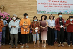 Người dân khó khăn trên địa bàn TP.HCM được tặng thẻ BHYT. Ảnh: CTV