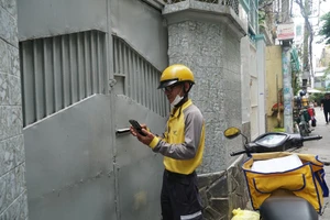 Nhân viên bưu điện đến xác minh thông tin người hưởng lương hưu. Ảnh: CTV