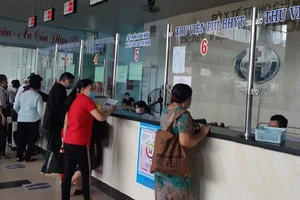 Người dân đến đăng ký khám chữa bệnh BHYT tại BV quận Gò Vấp. Ảnh: NGUYỄN HIỀN