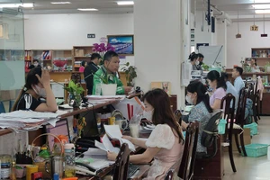 Người dân đến liên hệ làm việc tại BHXH TP.HCM. Ảnh: NGUYỄN HIỀN