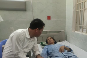 Ông Nguyễn Thế Mạnh, Tổng giám đốc BHXH Việt Nam hỏi thăm, chia sẻ với bệnh nhân đang điều trị tại bệnh viện Quân Y 175. Ảnh: NGUYỄN HIỀN