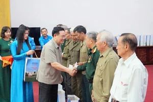 Chủ tịch Quốc hội Vương Đình Huệ thăm, tặng quà cho người có công, gia đình chính sách. Ảnh: TT.