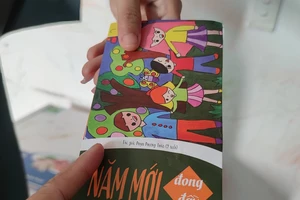 Tiền lì xì của con, cha mẹ có thể mua vàng, để dành sau này cho con. Ảnh: THIÊN HƯƠNG