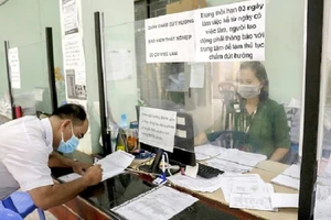 Người dân làm thủ tục hưởng trợ cấp thất nghiệp tại Trung tâm Dịch vụ việc làm TP.HCM. Ảnh: NGUYỆT NHI 