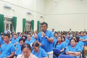 Người dân đối thoại trực tiếp với lãnh đạo quận 12 về trạm xử lý nước thải. Ảnh: NGUYỄN HIỀN