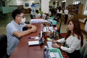 Người dân đến cơ quan BHXH TP.HCM thực hiện các thủ tục liên quan đến BHXH. Ảnh : Nguyệt Nhi