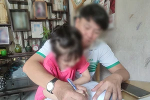 Con anh P đã 6 tuổi vẫn chưa được đăng ký giấy khai sinh để chuẩn bị vào lớp 1. Ảnh: NGUYỄN HIỀN