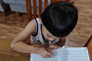 Hành trang cho trẻ chuẩn bị học lớp 1 là những con chữ để việc học của trẻ nhẹ nhàng. Ảnh: Võ Hà