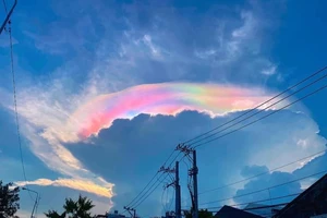 Giải mã chòm mây ngũ sắc tuyệt đẹp xuất hiện trên bầu trời TP.HCM 