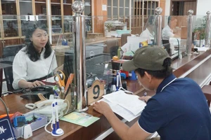 Người dân đến cơ quan BHXH TP.HCM liên hệ làm thủ tục liên quan BHXH. Ảnh: NH