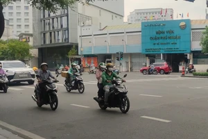 Việc đưa tài xế xe công nghệ vào nhóm đối tượng đóng BHXH bắt buộc là cần thiết nhưng phải tính toán lại mức đóng hàng tháng sao cho phù hợp. Ảnh: NGUYỄN HIỀN