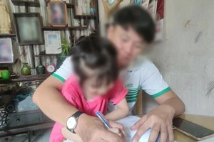 Con anh P. đã được cấp giấy khai sinh để chuẩn bị vào lớp 1. Ảnh: NGUYỄN HIỀN