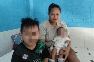 “Cô đến làm giấy khai sinh cho con đi học hả, con muốn đi học lắm rồi”