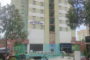 Thang máy hư, cư dân chung cư An Khánh phải đi thang bộ hơn 10 tầng