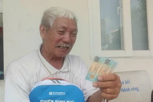 Ông Võ Văn Sung vui mừng trong ngày nhận thẻ căn cước. Ảnh: NGUYỄN HIỀN
