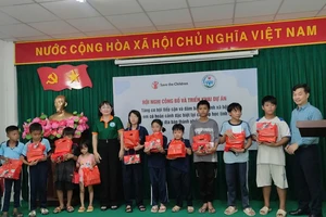 Các em đang theo học tại lớp học tình thương được nhận quà trung thu trong buổi ra mắt dự án. Ảnh: NGUYỄN HIỀN