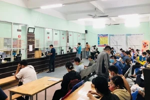 Người dân đến khám chữa bệnh tại Bệnh viện Quân Y 175. Ảnh: Nguyễn Hiền 