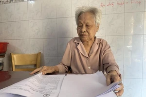 Bà Hồ Thị Tạo mong mỏi được sớm giải quyết cấp sổ hồng. Ảnh: NGUYỄN HIỀN