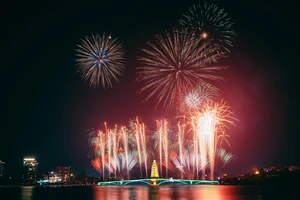 Pháo hoa tầm cao rực sáng bầu trời chào đón năm mới 2024 tại Phú Thọ